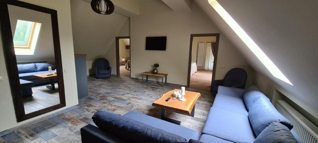 Hotel Casa Iustin à Moroeni Extérieur photo