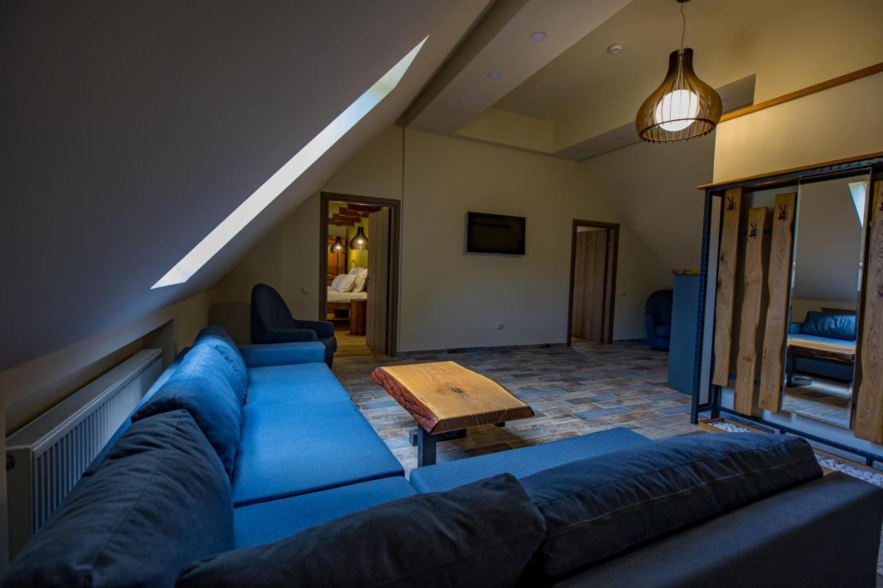Hotel Casa Iustin à Moroeni Extérieur photo