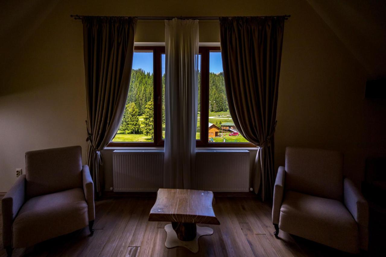 Hotel Casa Iustin à Moroeni Extérieur photo