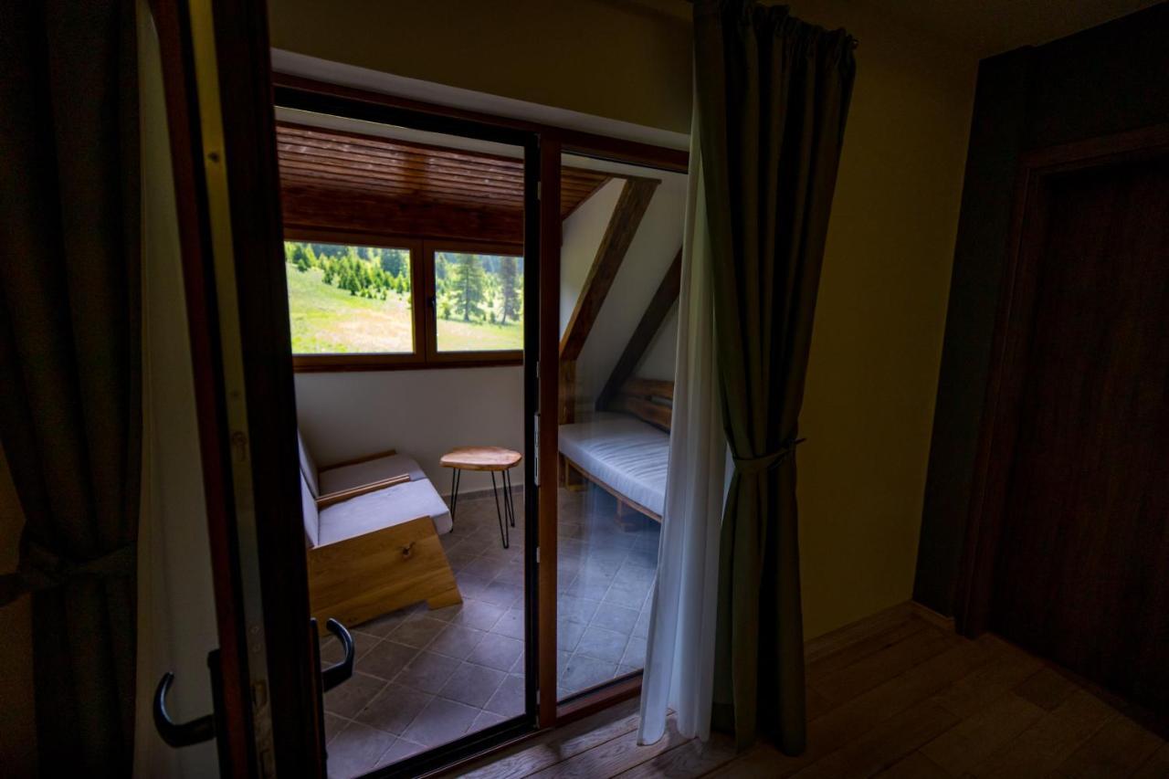 Hotel Casa Iustin à Moroeni Extérieur photo