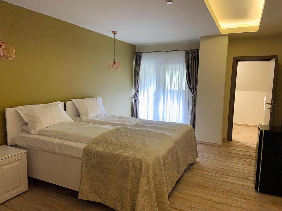 Hotel Casa Iustin à Moroeni Extérieur photo
